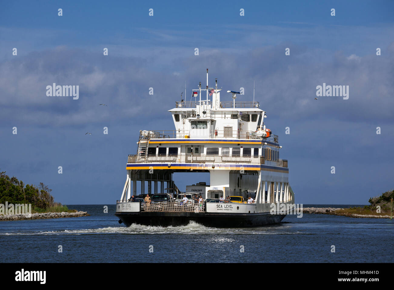 NC01580-00...North Carolina - traghetto sul livello del mare lasciando Silver Lake Harbour nella città di Ocracoke sull isola Ocracoke parte dell'Outer Banks. Foto Stock