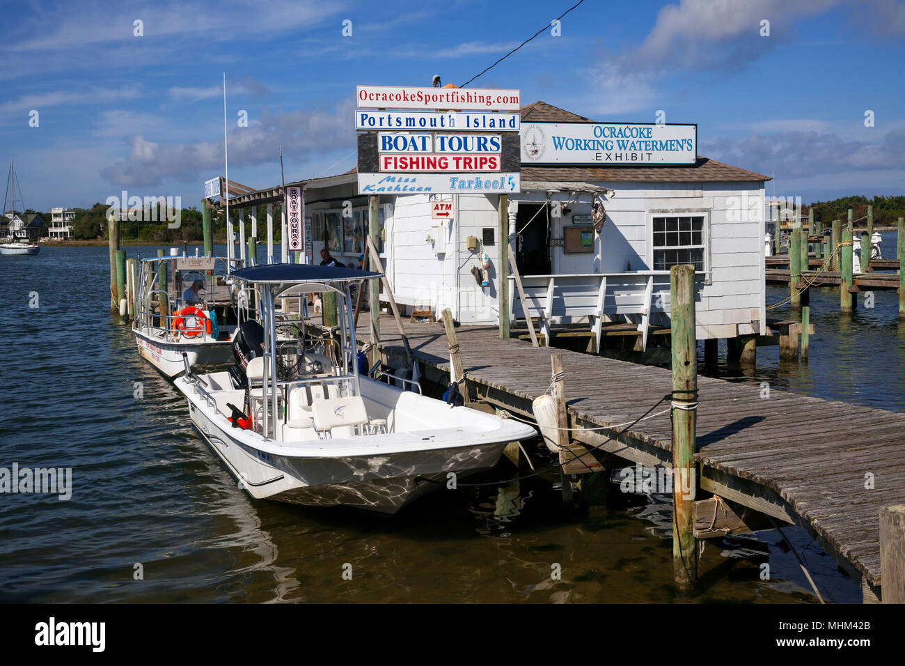 NC01585-00...North Carolina - Boat dock e il servizio di traghetto per Portsmouth isola nel Lago d'argento Harbour, Ocracoke, Isola Ocracoke Outer Banks. Foto Stock