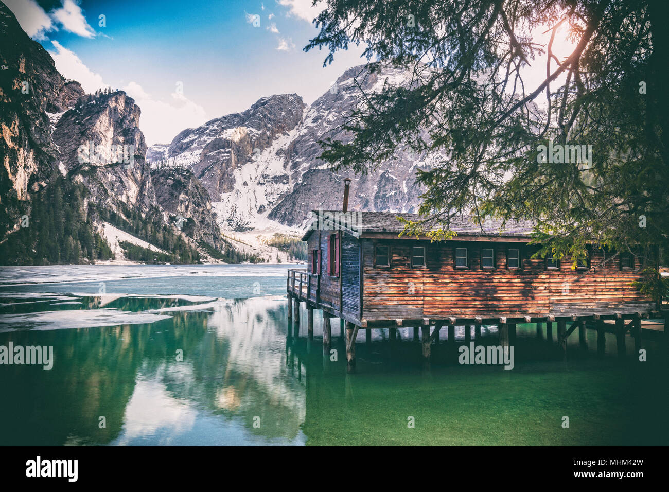 Fermo parziale lago di Braies sulle alpi italiane Foto Stock