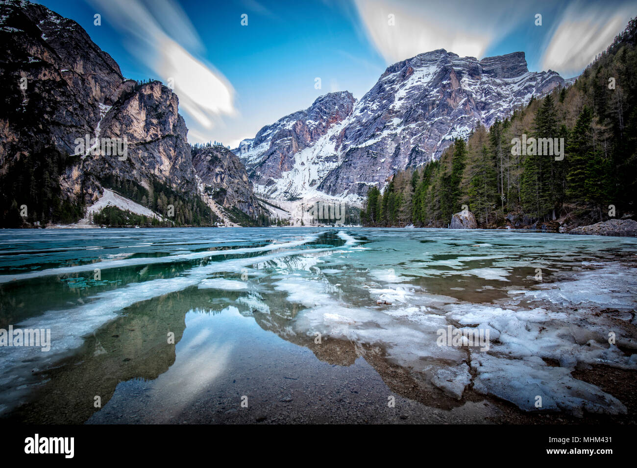 Fermo parziale lago di Braies alpi italiane Foto Stock