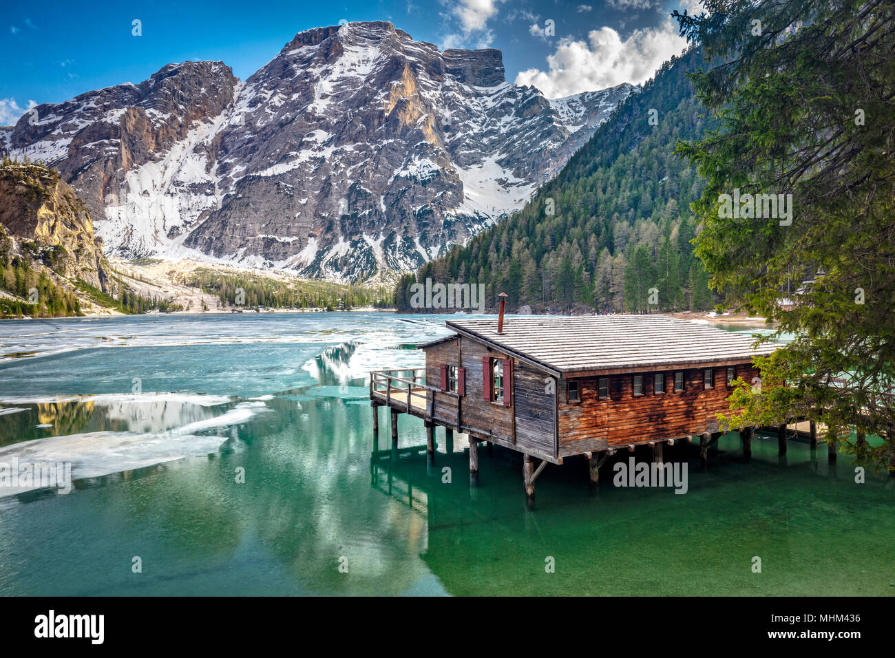 Vista panoramica del famoso lago di Braies in italia Foto Stock