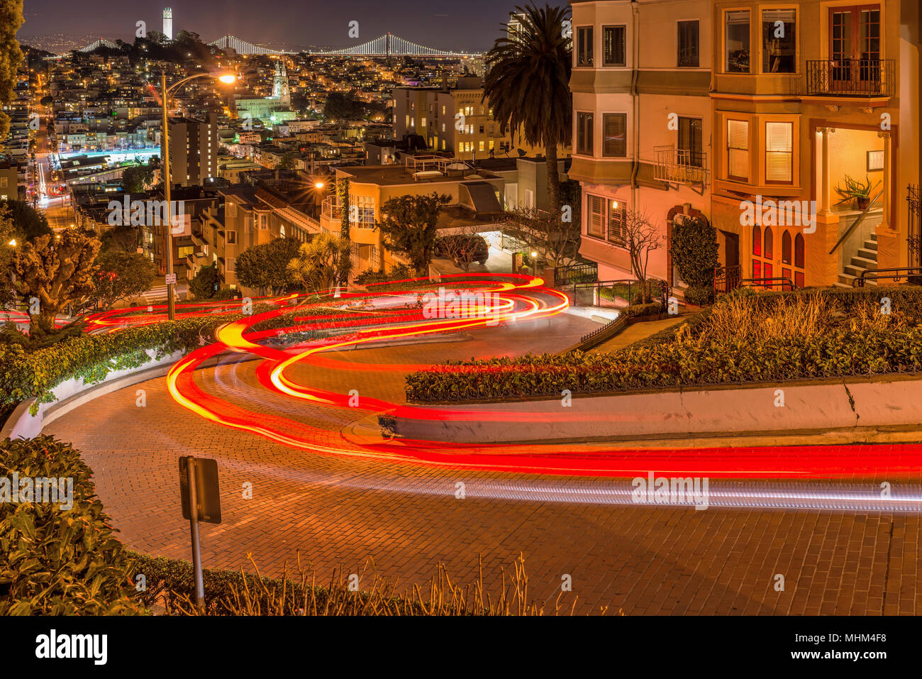 Lombard Street di notte - Una vista notturna di Lombard Street, il più ripido e crookedest street, in russo Hill quartiere di San Francisco, CA, Stati Uniti d'America. Foto Stock