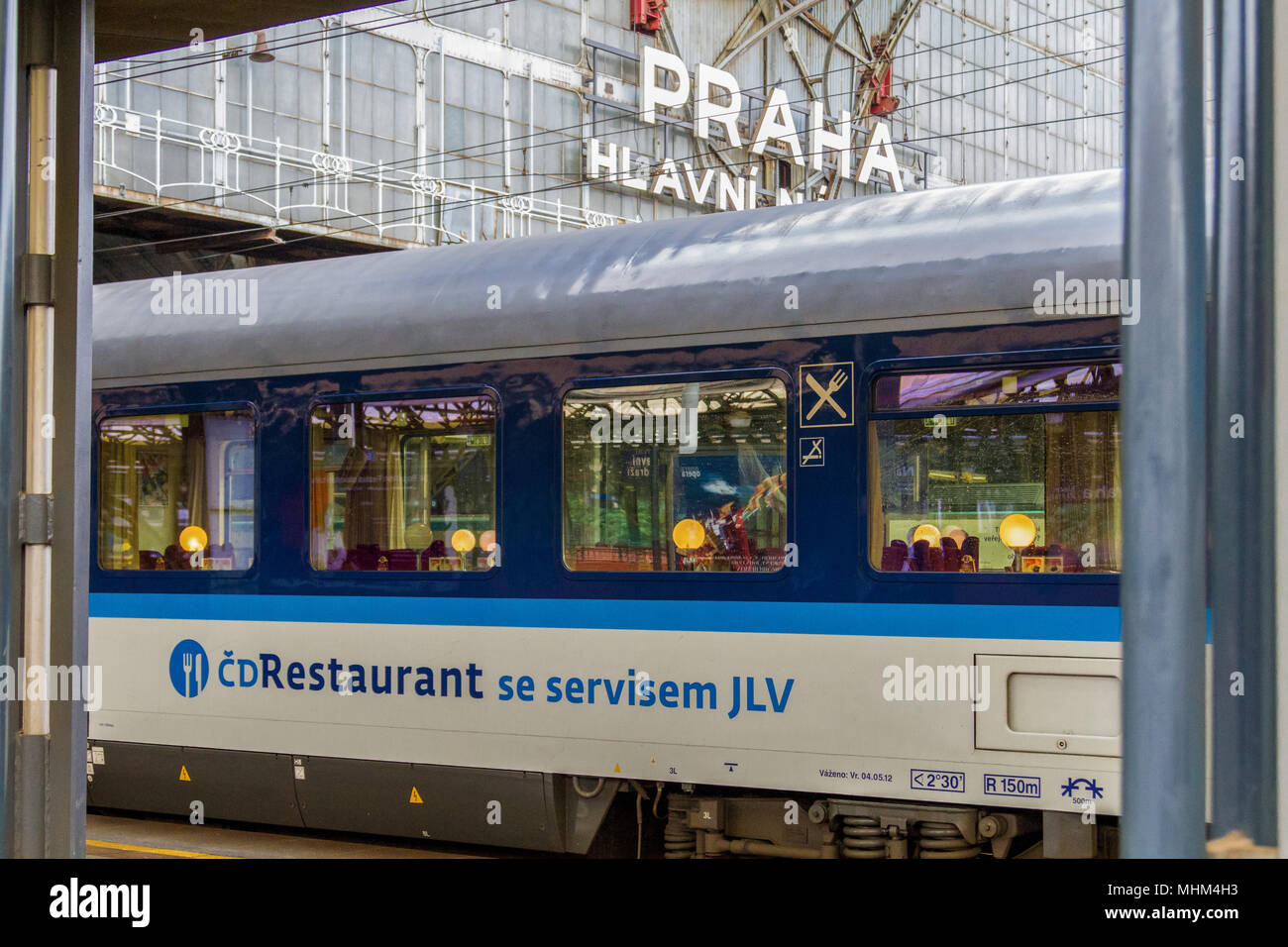 Prag Hauptbahnhof (Praha Hlavni Nadrazi). Am Bahnsteig ein Zug der staatlichen Eisenbahngesellschaft Ceske drahy (CD) / Praga Stazione Ferroviaria Principale di Praga Hlavni Nadrazi), presso la piattaforma un treno di proprietà dello stato azienda ferroviaria Ceske drahy (CD). Foto Stock
