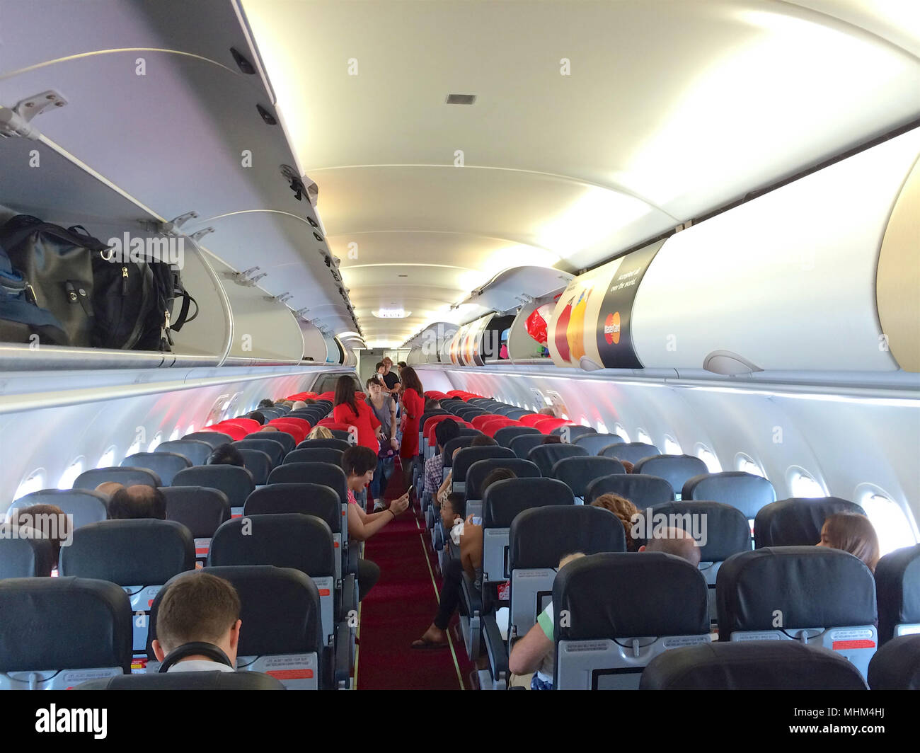 KUALA LUMPUR, Malesia - 4 APR 2015: interni di AirAsia Airbus A320-200 cabina, AirAsia Berhad è una compagna malese a basso costo compagnia aerea con sede nei pressi di Kuala Lumpur Foto Stock