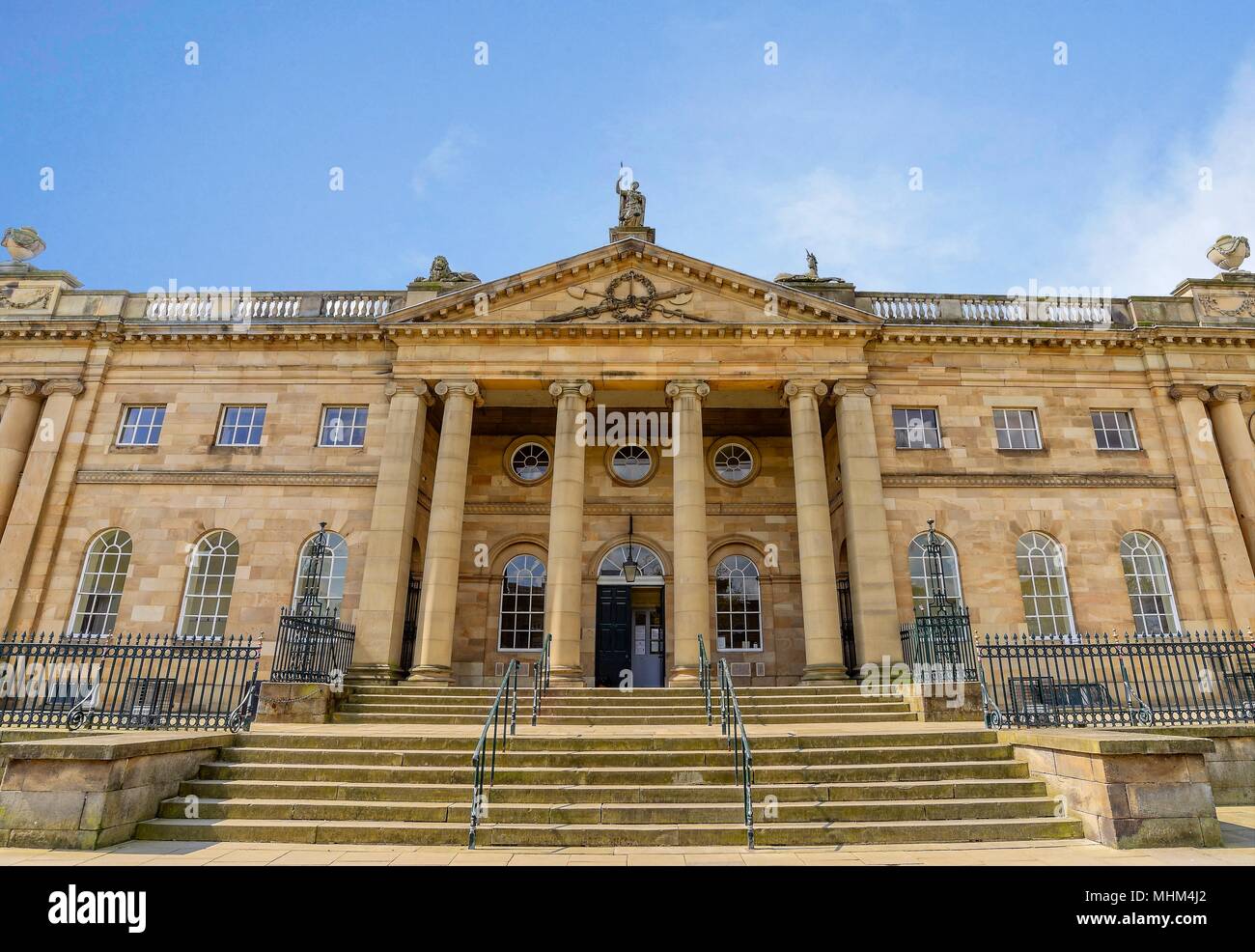 Studio architettonico del Crown Court di York. Un cielo blu è al di sopra di Foto Stock