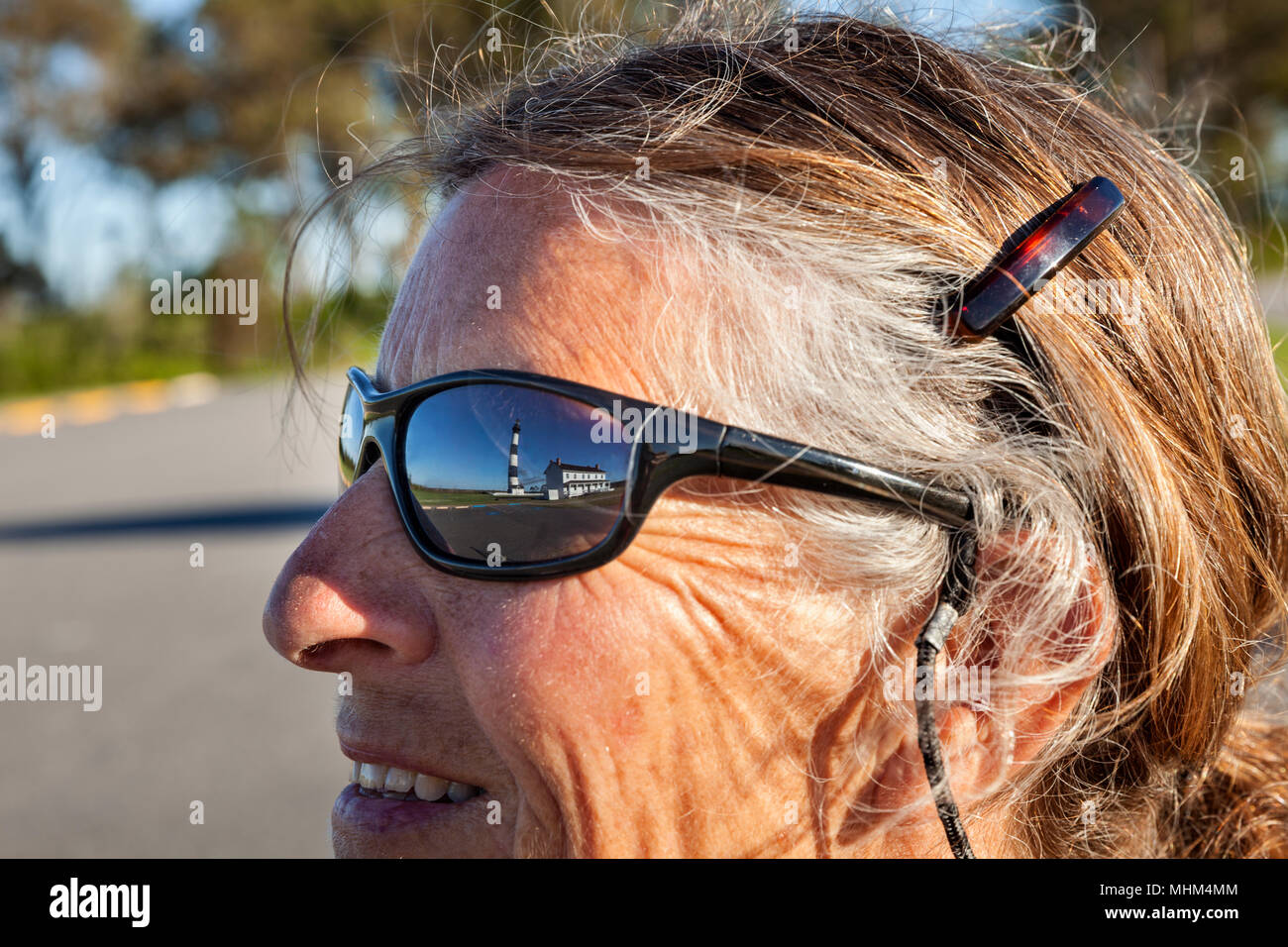 NC01645-00...North Carolina - Bodie Island Lighthouse sull isola Bodie lungo le Outer Banks reflecter in un womans occhiali da sole, Cape Hatteras National S Foto Stock
