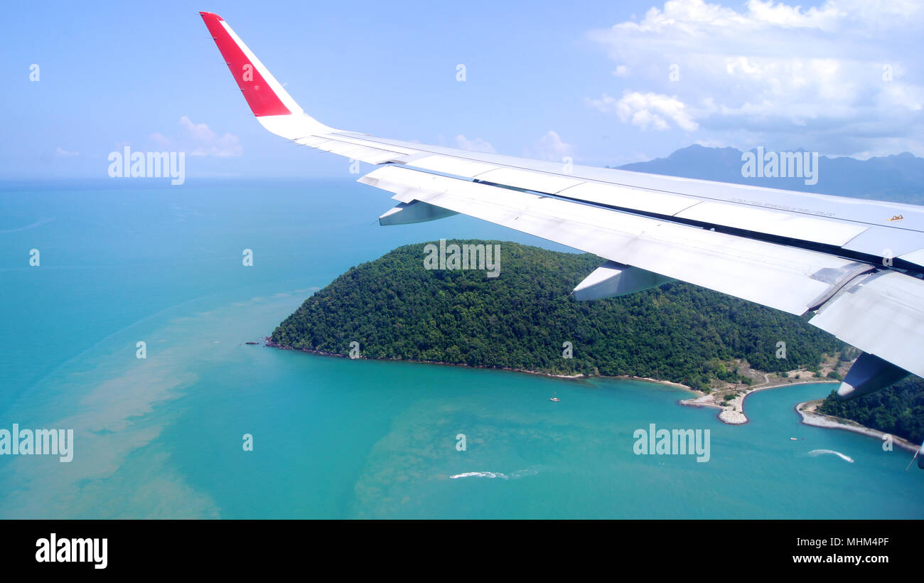 Il Langkawi, Malesia - 4 APR 2015: vista dalla finestra di aereo con ala di un aeroplano atterrano su un isola tropicale Foto Stock
