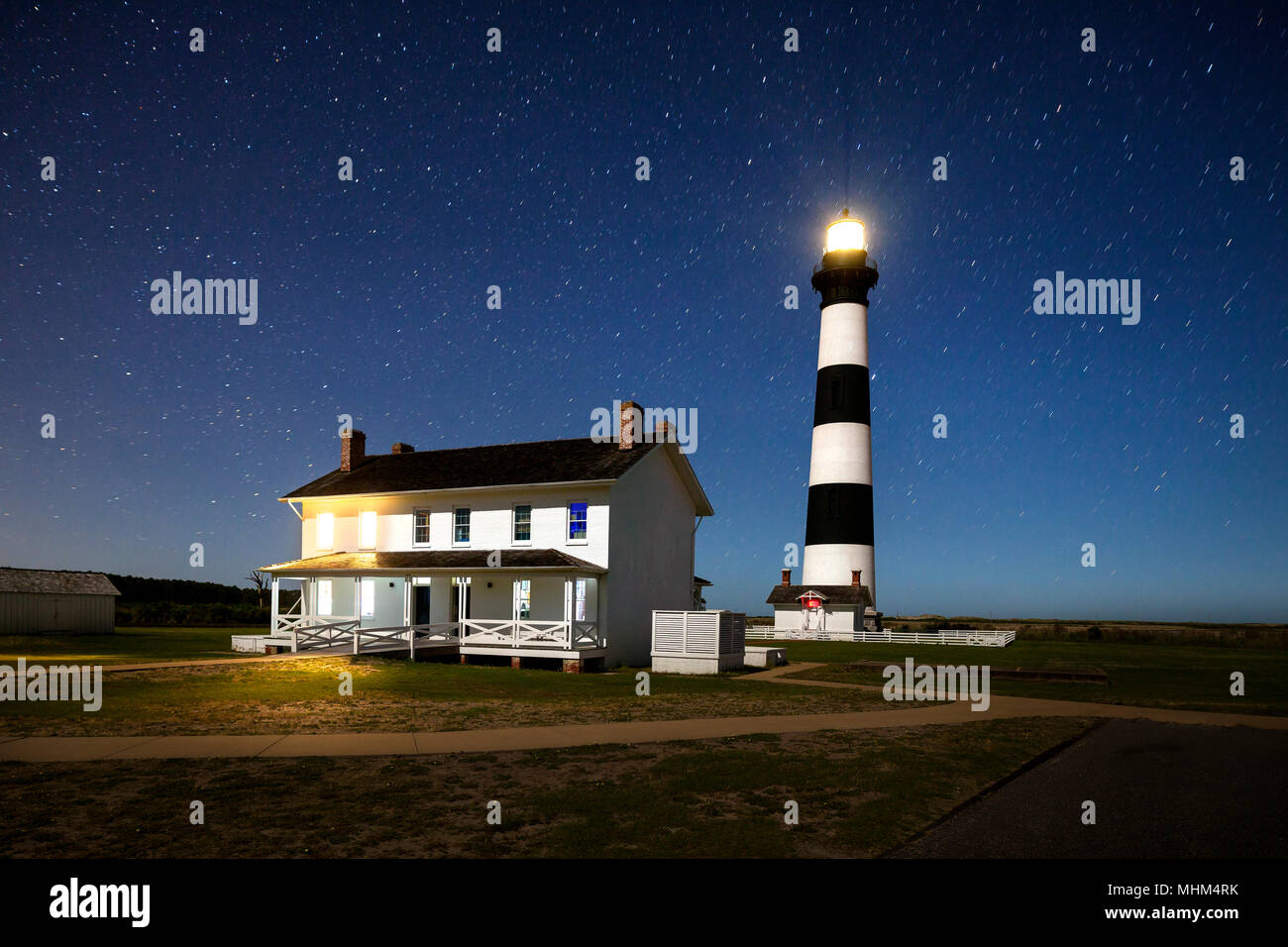 NC01652-00...North Carolina - vista notturna di Bodie Island Lighthouse sull isola Bodie lungo le Outer Banks , Cape Hatteras National Seashore. Foto Stock