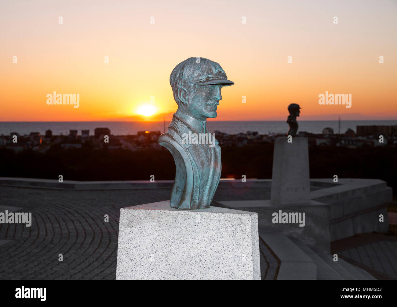NC01739-00...North Carolina - Busto di Orville in primo piano con Wilbur in background in i fratelli Wright monumento su Kill Devil Hill, Wrigh Foto Stock