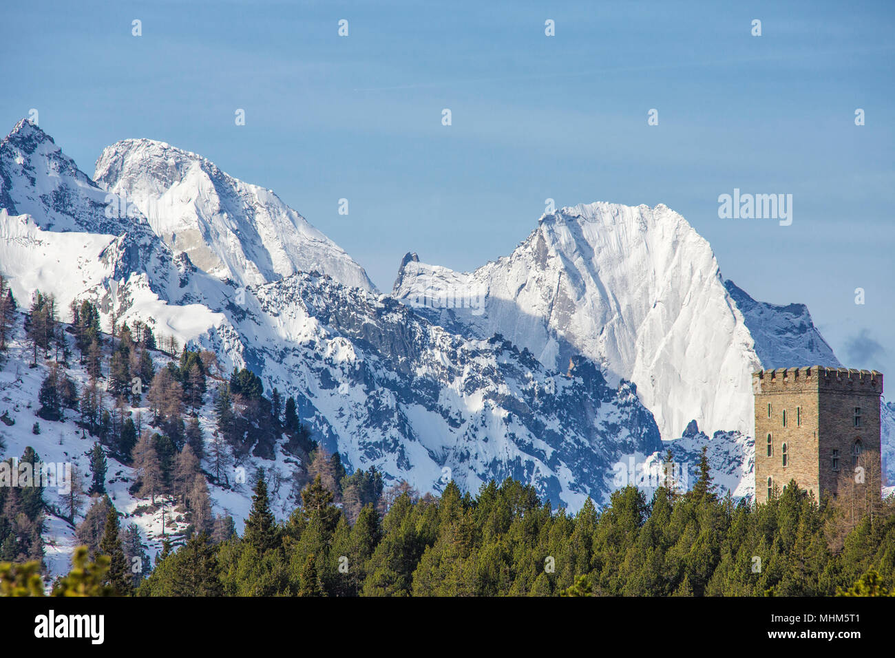 La torre Belvedere telai le cime innevate e picco di Badile su una giornata di primavera Maloja Pass Cantone dei Grigioni Svizzera Europa Foto Stock