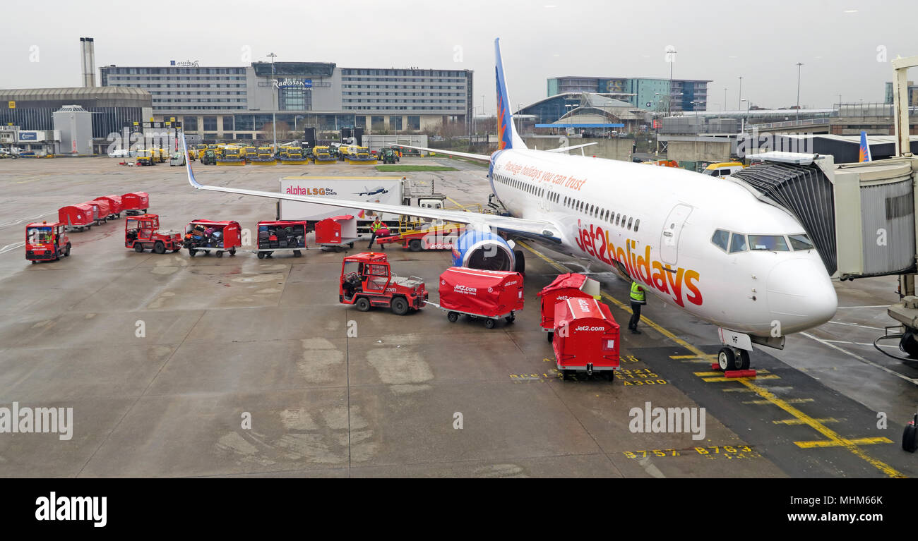Jet2 vacanze volo charter, Manchester Airport, essendo caricati, Nord Ovest Inghilterra Foto Stock