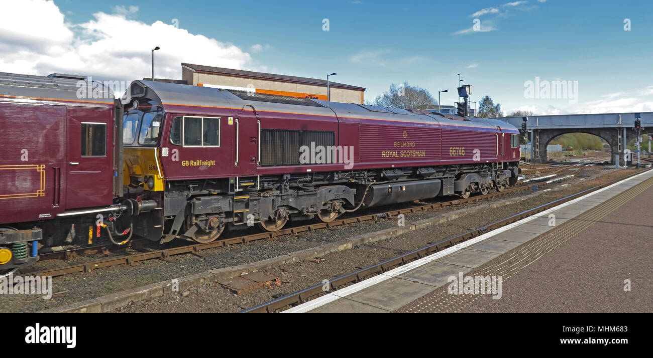 Royal Scotsman Treno & Belmond del motore 66746 in Perth stazione ferroviaria Foto Stock
