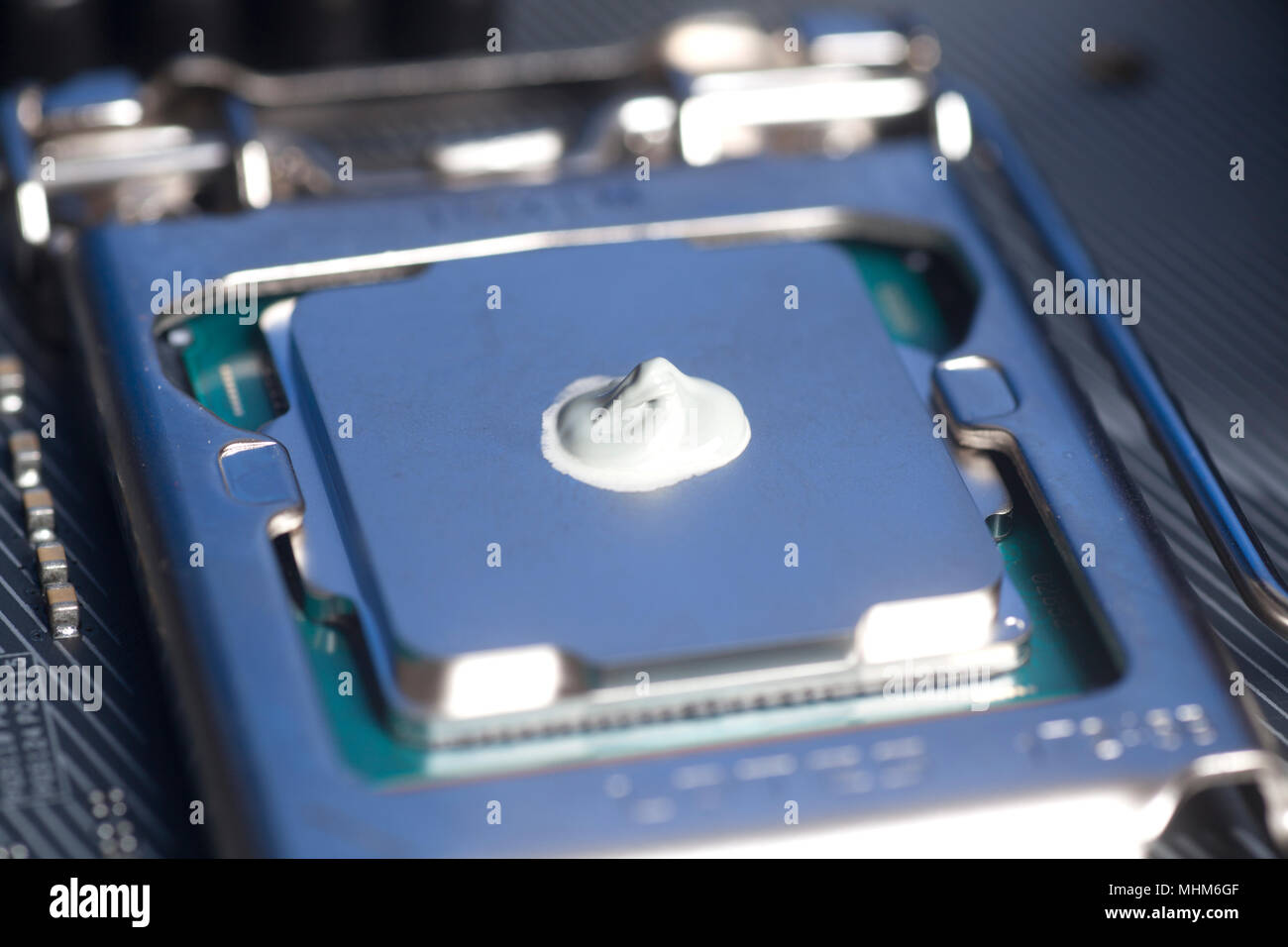 CPU con la pasta termica applicata. Close up. Foto Stock