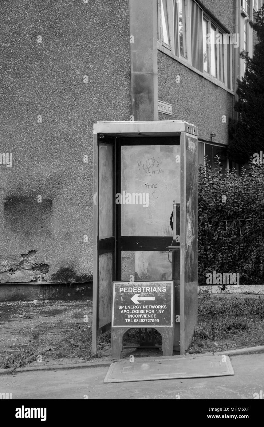 GLASGOW, SCOZIA - 11 ottobre 2015: una fotografia in bianco e nero di un vecchio telefono pubblico nella casella di circo Prospecthill area. Foto Stock