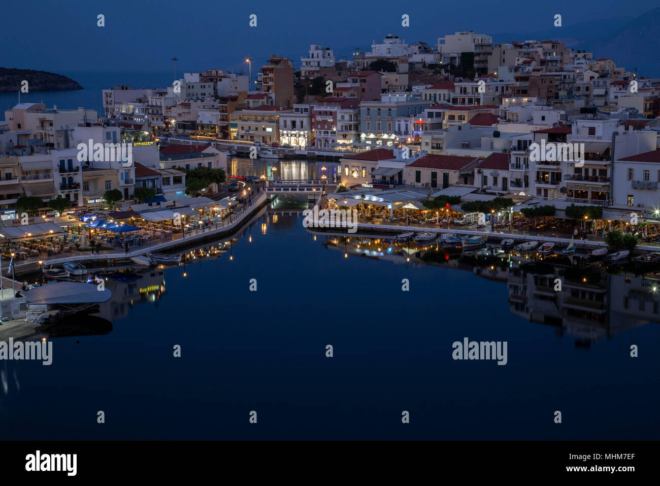 Agios Nikolaos città di notte - blu ora Foto Stock