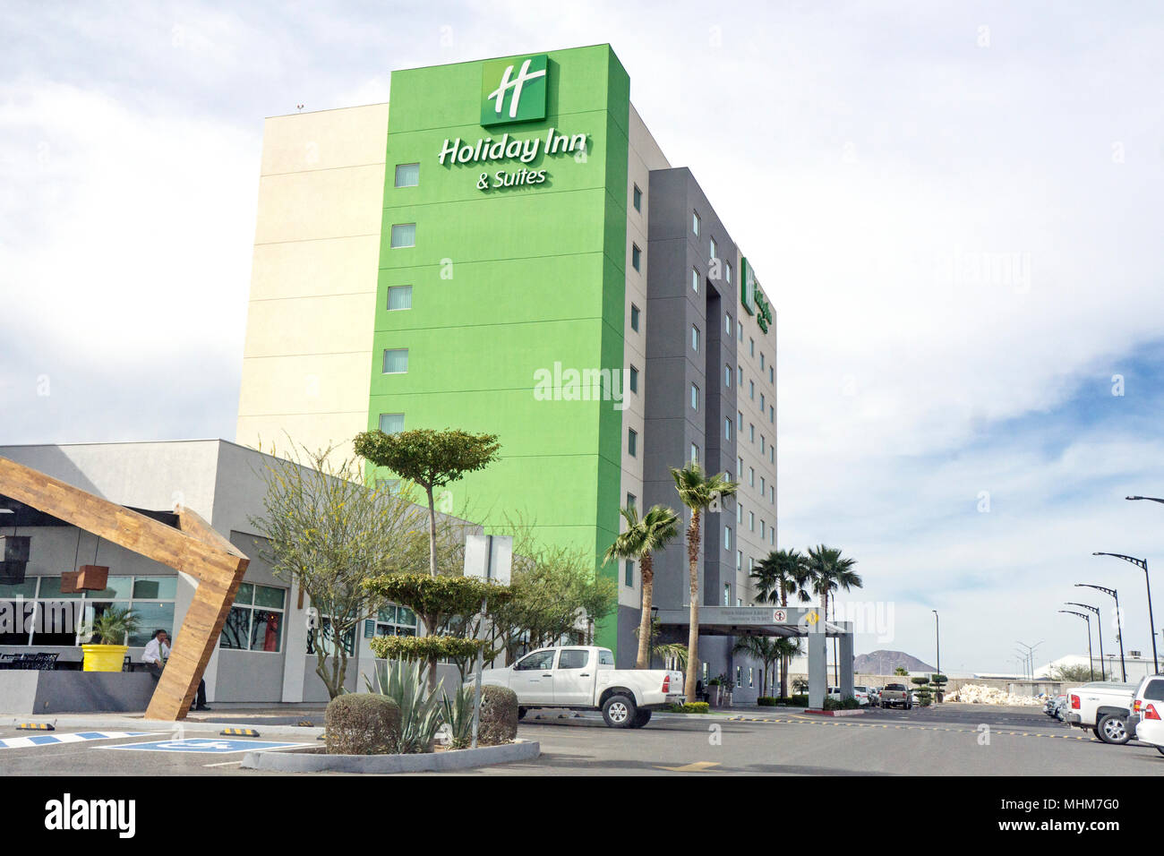 Nuovi Dipinti in maniera attraente e allegro paesaggistici midsize Holiday Inn catena americana hotel vicino aeroporto a Hermosillo città capitale di stato di Sonora in Messico Foto Stock