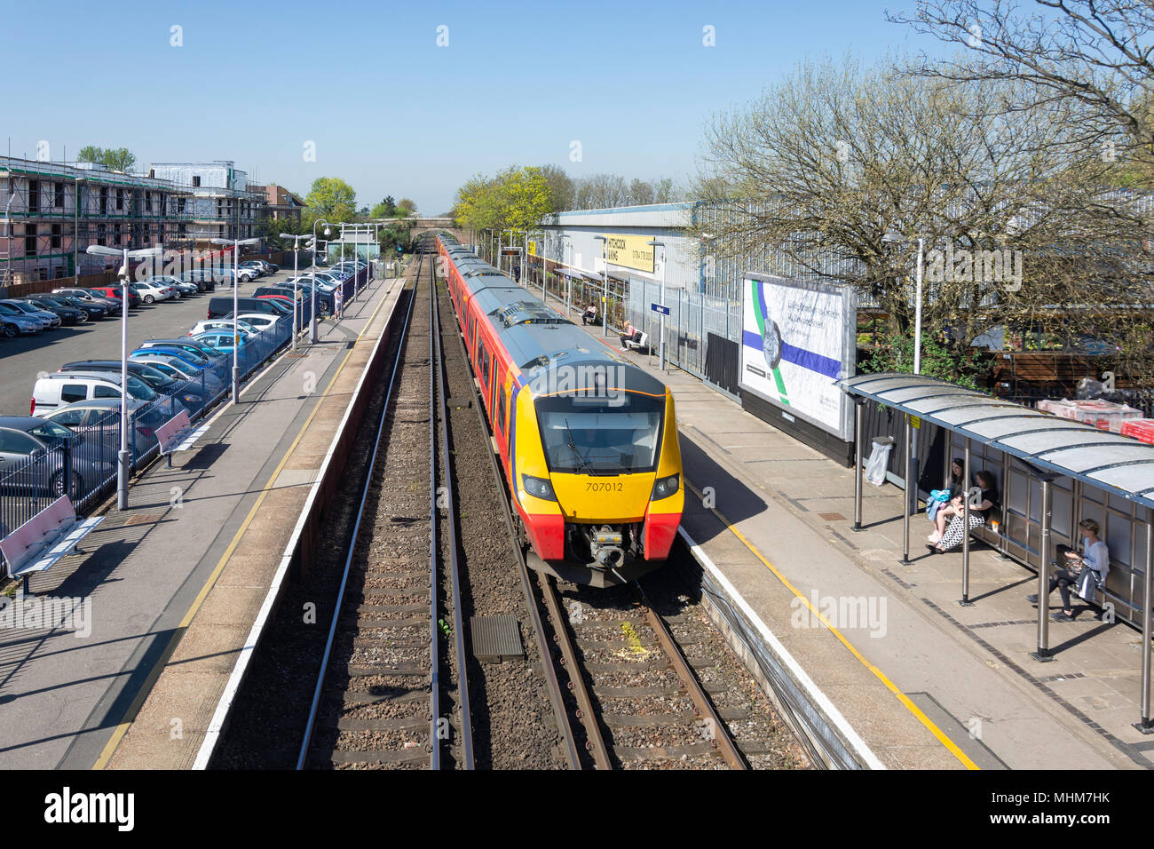 London Waterloo South Western Railway Treno in avvicinamento a Ashford Stazione, Ashford, Surrey, England, Regno Unito Foto Stock