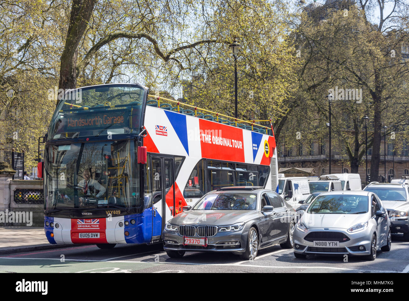 Il traffico in attesa ad un semaforo, Buckingham Palace Road, Victoria, City of Westminster, Greater London, England, Regno Unito Foto Stock