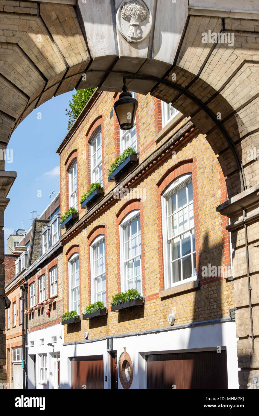 Ingresso al Grosvenor Gardens Mews Nord, Belgravia, City of Westminster, Greater London, England, Regno Unito Foto Stock