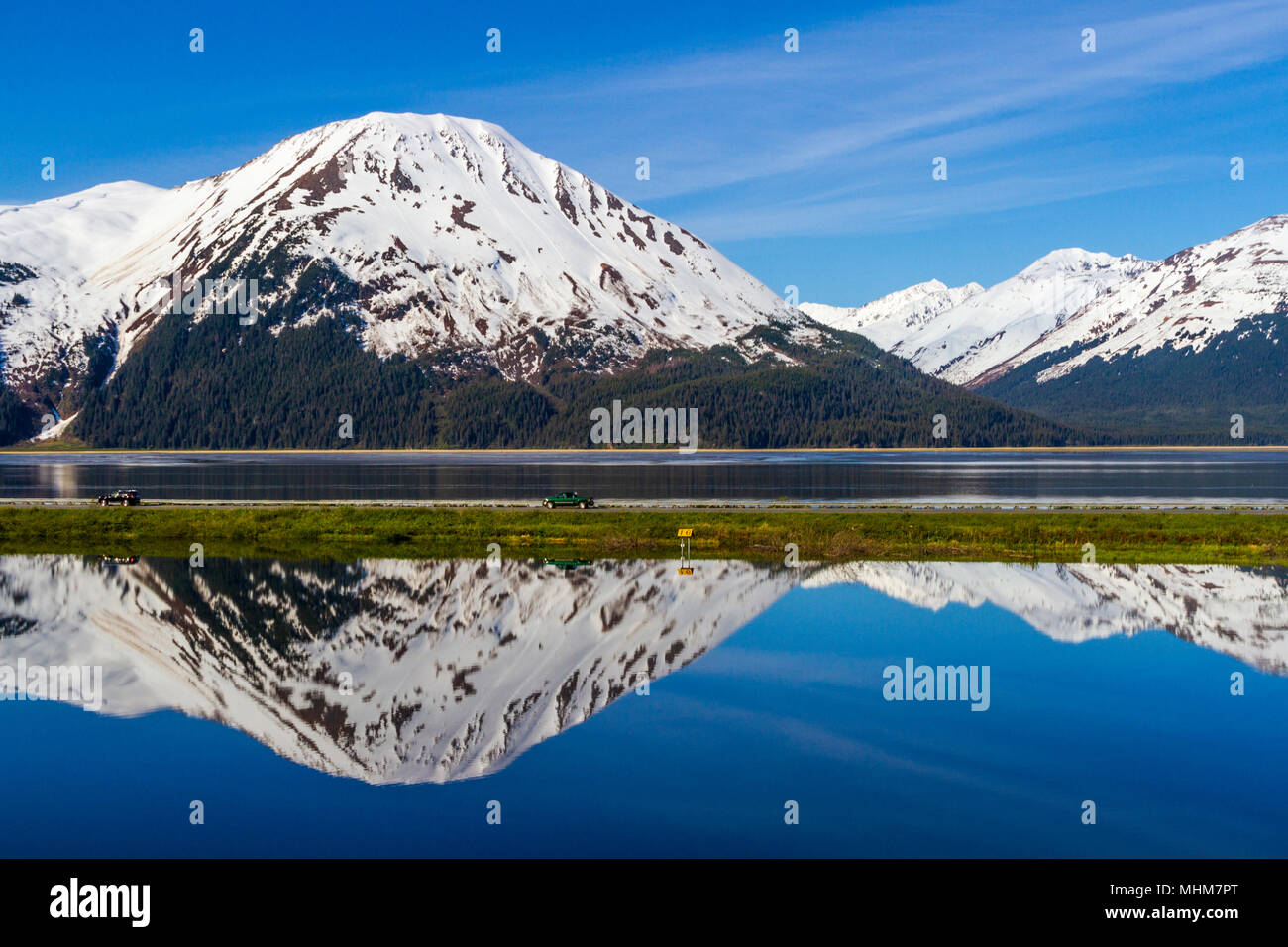 Alaska autostrada costiera tra ancoraggio e Seward, Alaska, con vedute delle bellissime acque blu di Turnagain Arm. Foto Stock