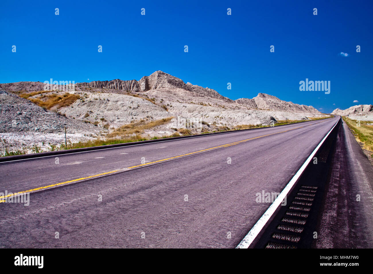 La strada attraverso il Buffalo Gap National praterie in Sud Dakota Badlands. Foto Stock La strada attraverso il Buffalo Gap National praterie in Sud Dakota Badlands. Foto Stock