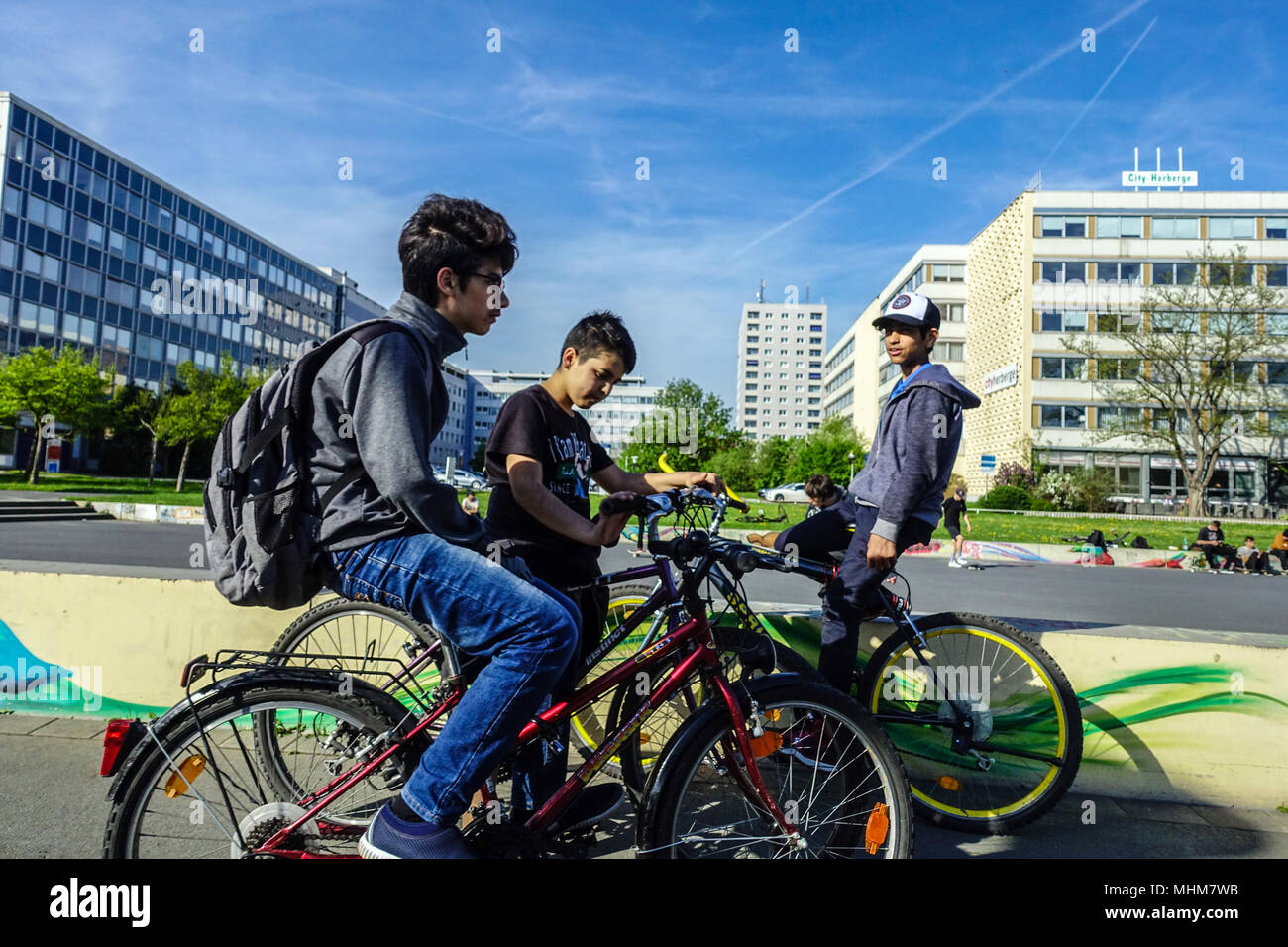 Gli adolescenti la bici in un urbano bike e skate park Lingnerallee, Dresda, Sassonia, Germania Foto Stock