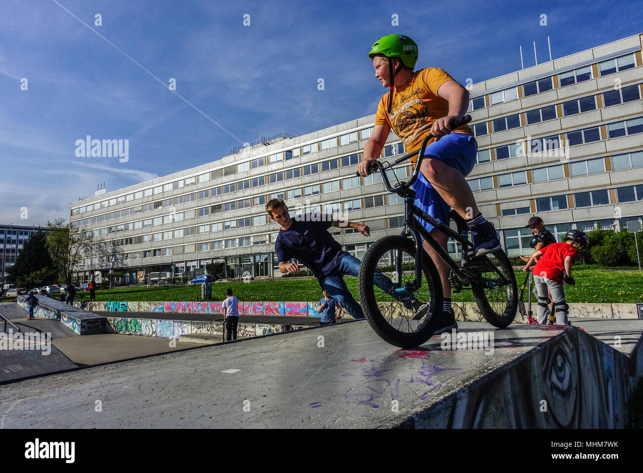 Biciclette per adolescenti tedesche in un ciclismo urbano e skate Park Lingnerallee, Dresda, Sassonia, Germania Foto Stock