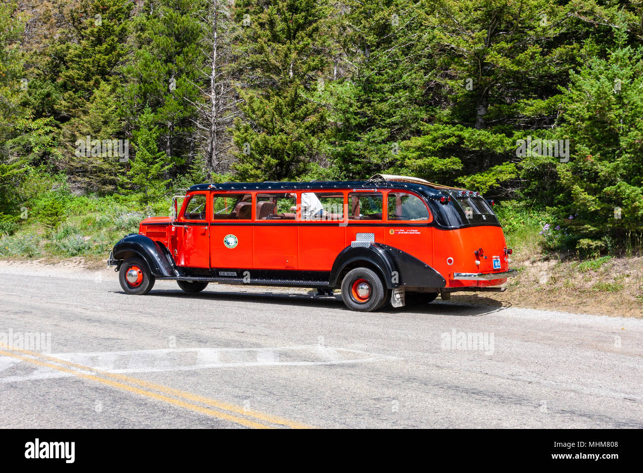 Gli autobus 'Red Jammer' offrono ai turisti un modo per sperimentare le meraviglie di andare alla Sun Road nel Glacier National Park (in Montana). Foto Stock