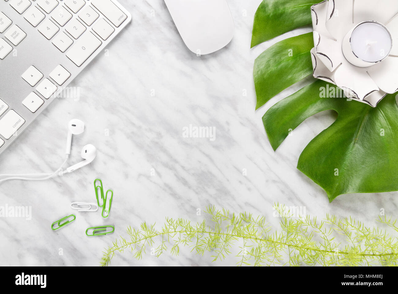 Area di lavoro elegante che unisce natura e tecnologia. Piano di composizione laici su sfondo marmo, con copia spazio in mezzo. Foto Stock