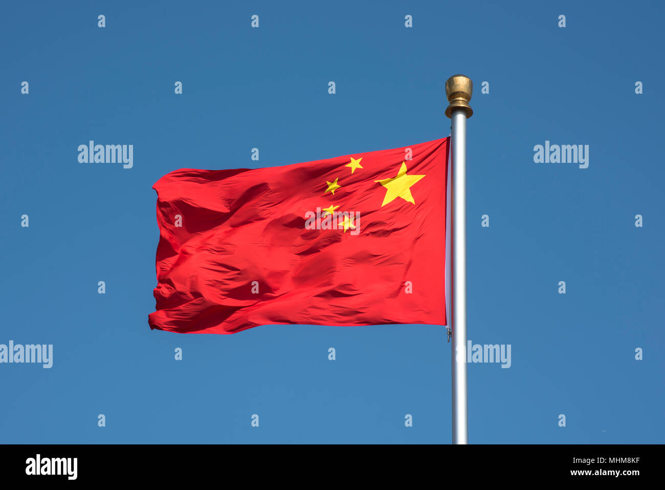 Sventola bandiera nazionale cinese contro il cielo blu Foto Stock