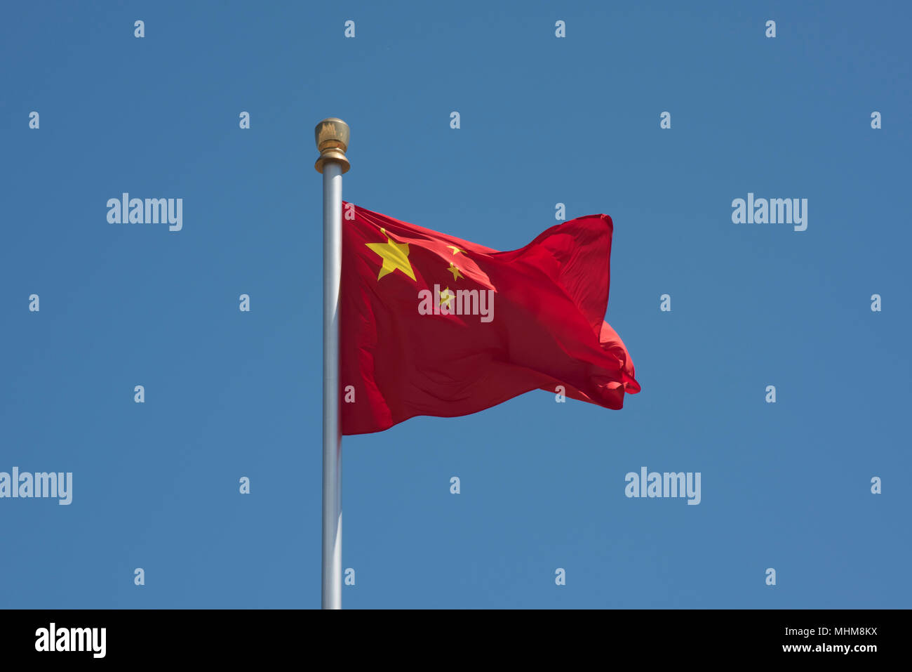 Sventola bandiera nazionale cinese contro il cielo blu Foto Stock