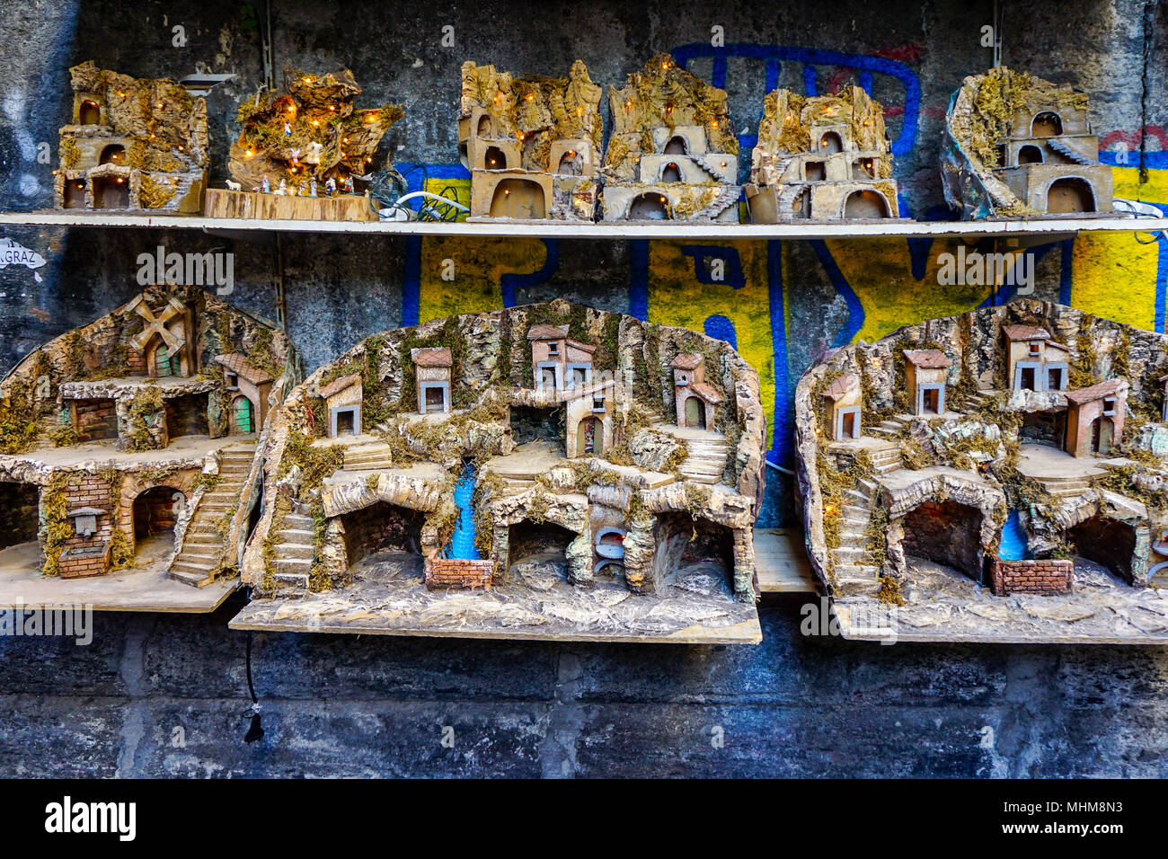 Realizzata a mano con le scene della natività in Via San Gregorio Armeno a Napoli Campania Italia Foto Stock