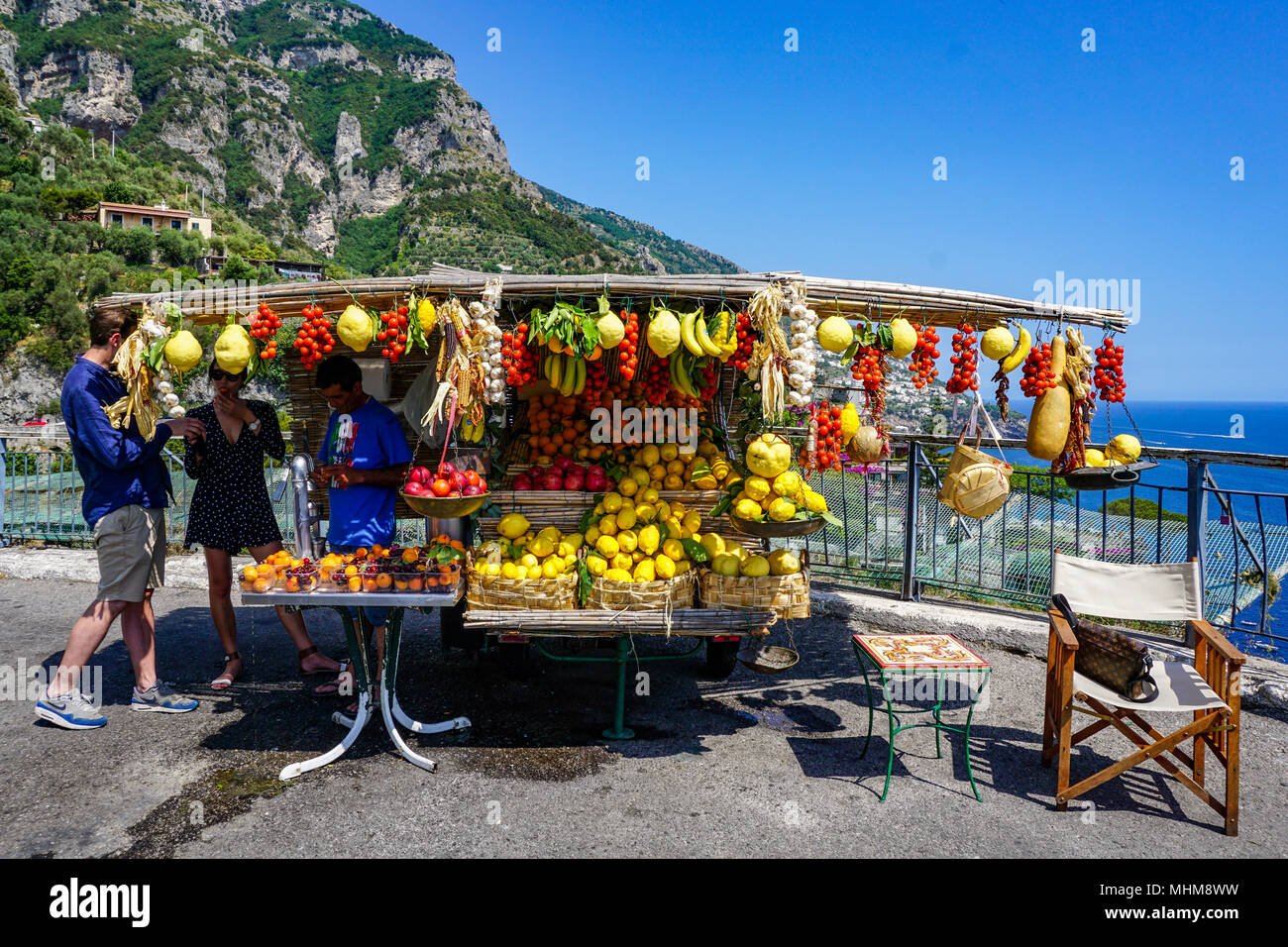 Fornitore di frutta al di fuori di Positano sulla Costiera Amalfitana, Italia Foto Stock