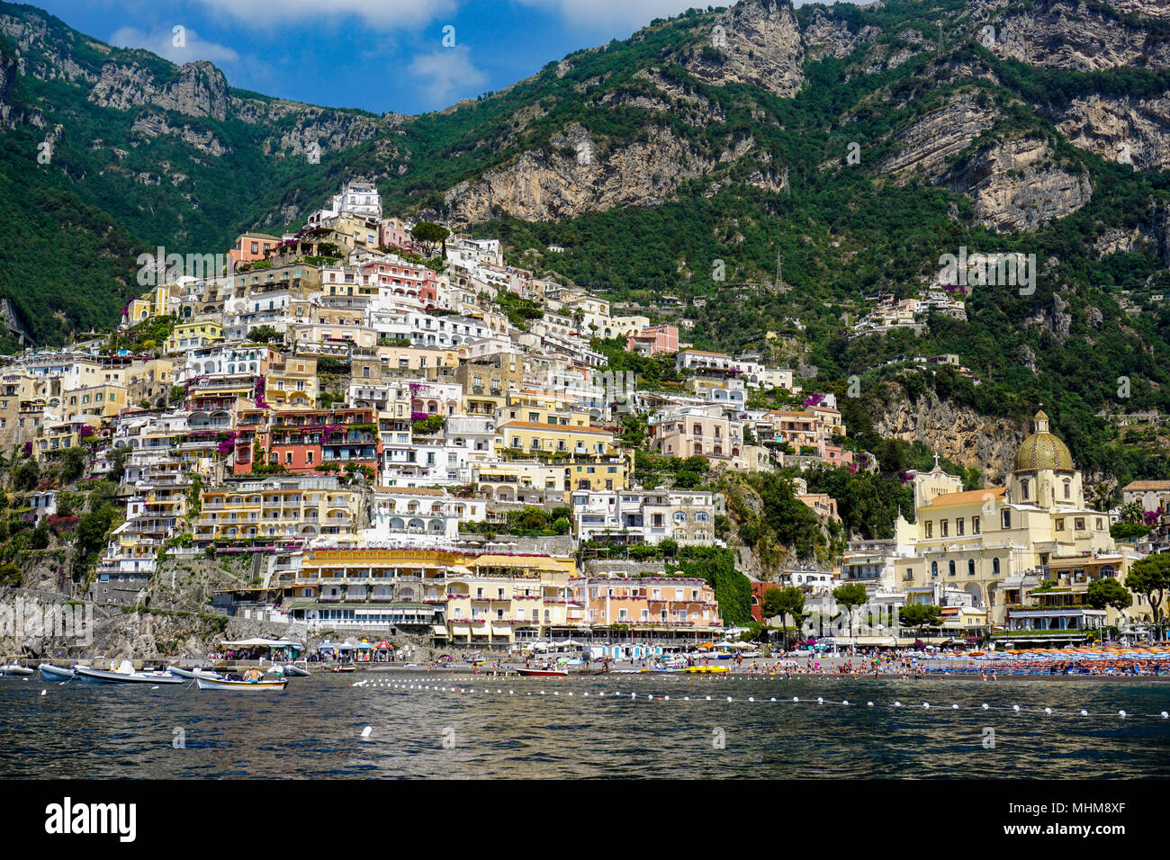 Vista su Positano, Costiera Amalfitana dal mare Foto Stock