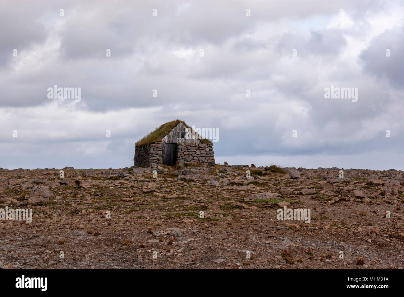 Rifugio di pietra da parte della strada 61 nella regione Westfjords, Islanda Foto Stock