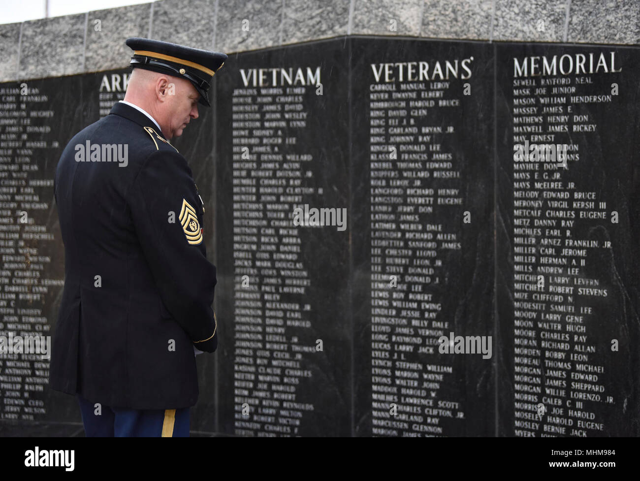 Little Rock, Arca:-Arkansas Guardia Nazionale arruolati Senior leader, il comando Sergente Maggiore Steven Veazey pause all'Arkansas Vietnam Veterans Memorial' sui terreni della Arkansas State Capitol, giovedì, 28 marzo 2018, prima di un'Arkansas reparto degli affari di veterani corona la cerimonia di posa. La cerimonia ha onorato SGT Willie Pippins Suor (Little Rock, AR) e SPC Glennon Marcussen (Monticello, AR). Entrambi Pippins' e Marcussen del nome sono anche sul Vietnam Memorial a Washington DC. (U.S. Esercito nazionale Guard Foto Stock