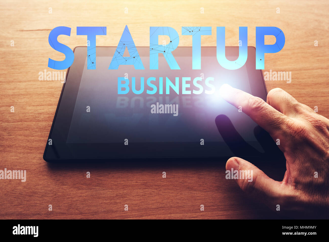 Startup business concetto con mano maschio utilizzando computer tablet Foto Stock