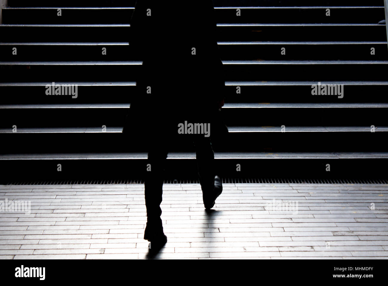 Urbano a piedi di notte : sfocata silhouette di un giovane ed elegante donna indipendente salendo per la strada di città scale pubbliche nella tranquilla moonlight , da sola, f Foto Stock