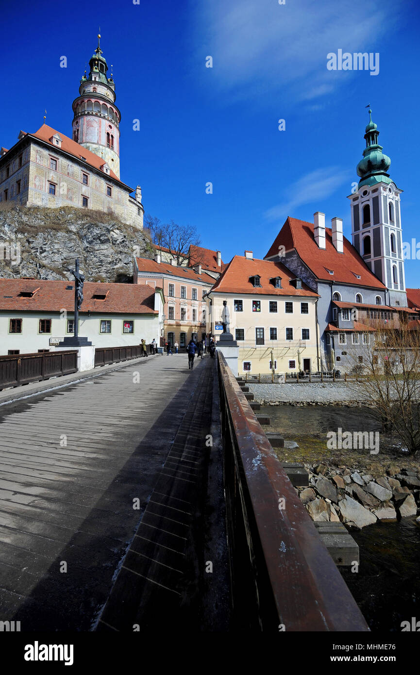 Vista di Lazebnicky ponte sopra il fiume Vltava nel centro storico di Cesky Krumlov, Repubblica Ceca, Europa Foto Stock