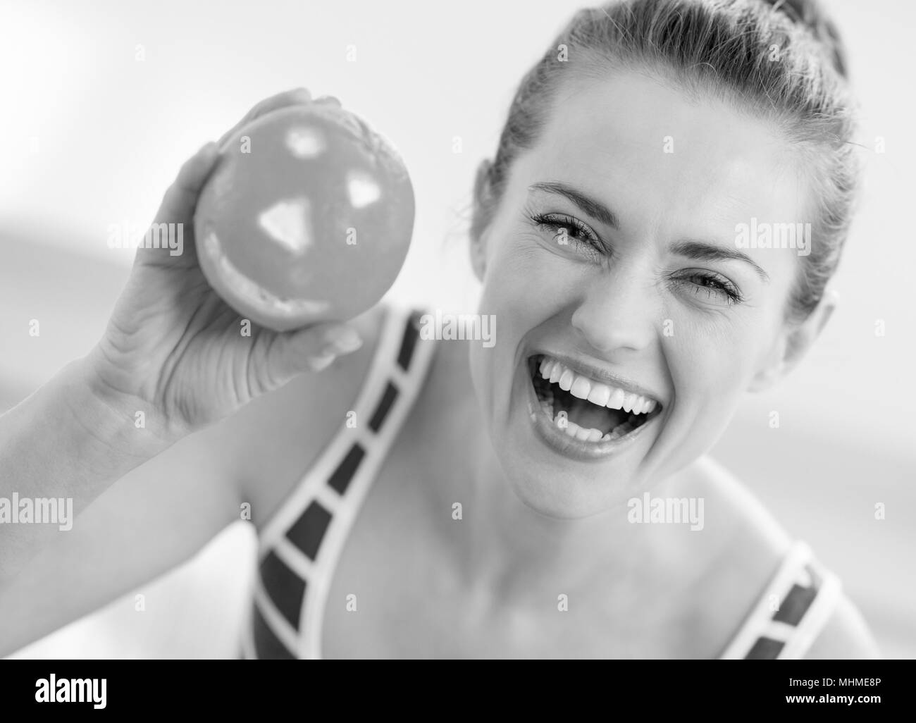 Felice giovane donna che mostra halloween arancione Foto Stock