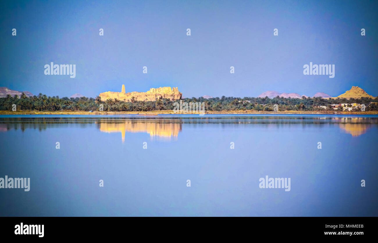 Panorama del lago Zaytun, Rovine di Amon tempio Oracle e montagna Dakrour nell'oasi di Siwa in Egitto Foto Stock
