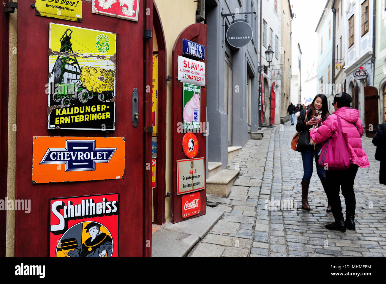 I turisti lungo Cesky Krumlov occupato le strade piene di negozi di souvenir, Repubblica Ceca Foto Stock
