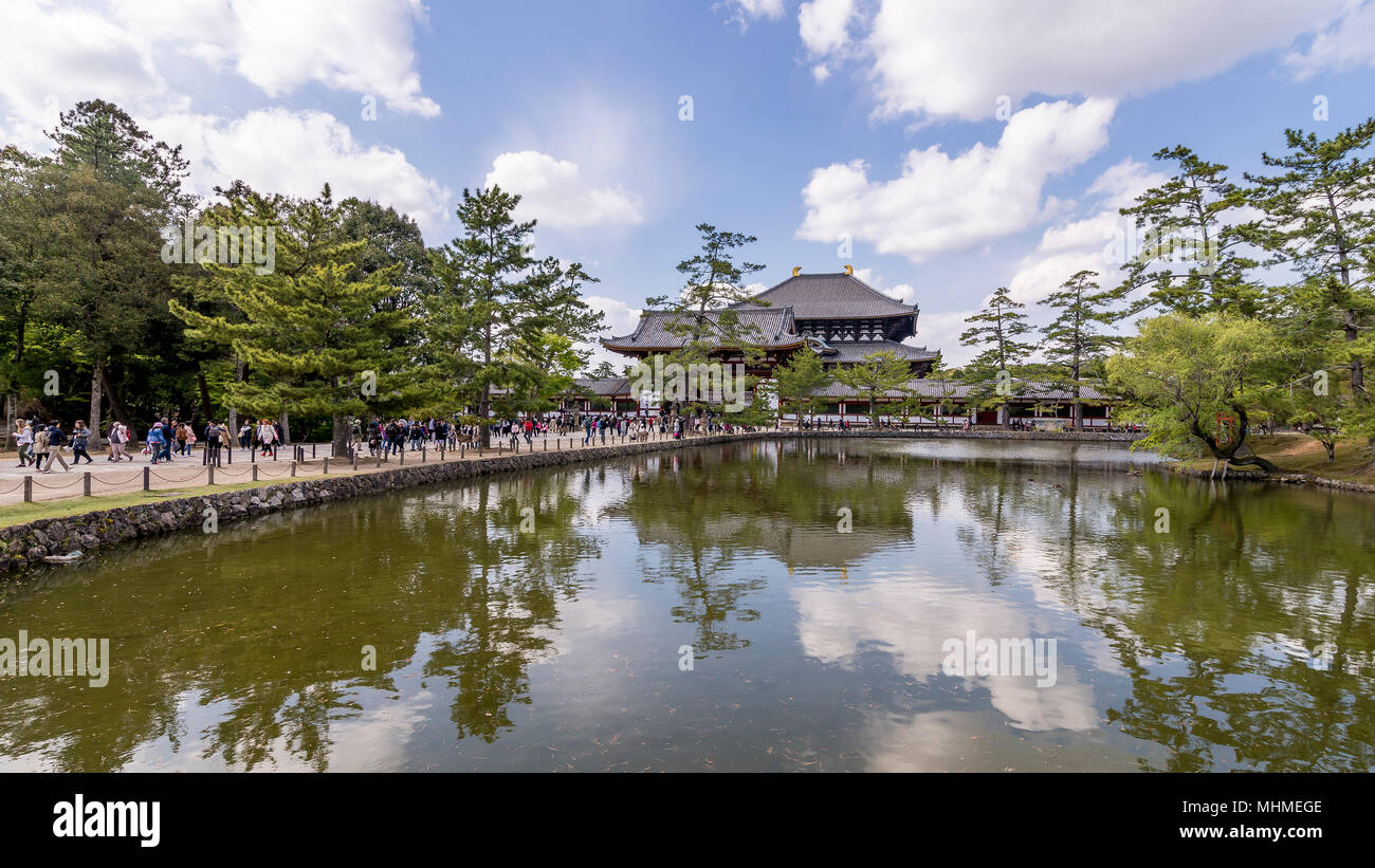 Bella la vista dello stagno all'ingresso del tempio Todaiji a Nara, Giappone Foto Stock