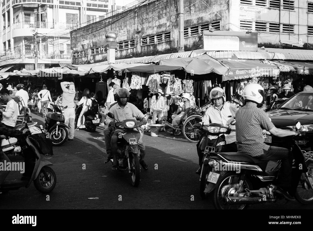 Occupato nel marketplace di Phnom Penh Foto Stock