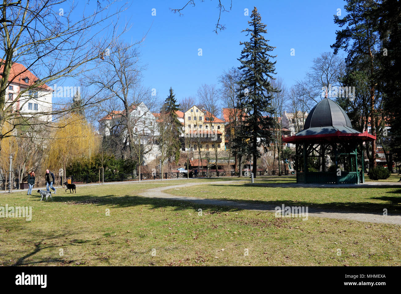 Cesky Krumlov parco comunale lungo il fiume Vltava. Foto Stock