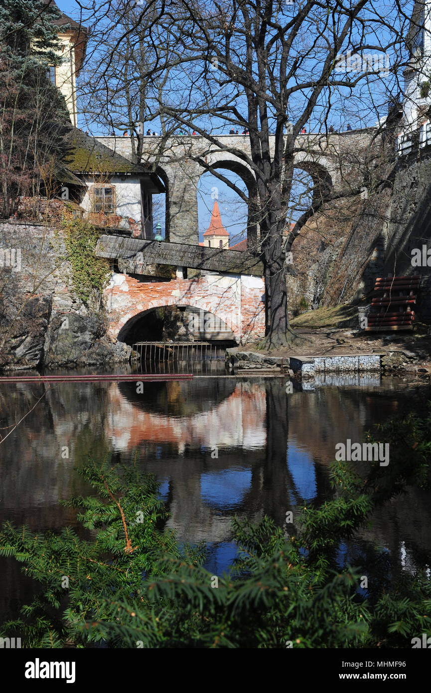 Il fiume Moldava dal centro storico di Cesky Krumlov Foto Stock