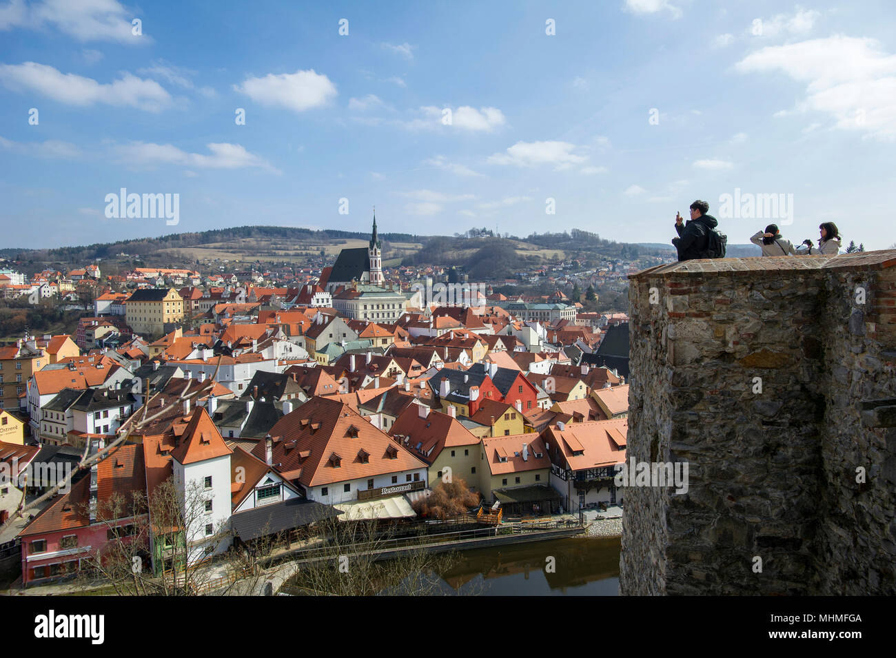 I turisti prendendo immagini mobili di Cesky Krumlov, Repubblica Ceca, dalla piattaforma di visualizzazione in una città di castello. Foto Stock