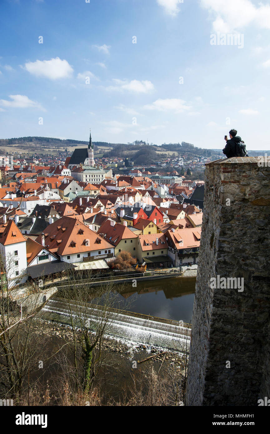 I turisti tenendo soouvenir foto di Cesky Krumlov dalla piattaforma di visualizzazione in una città di castello. Foto Stock
