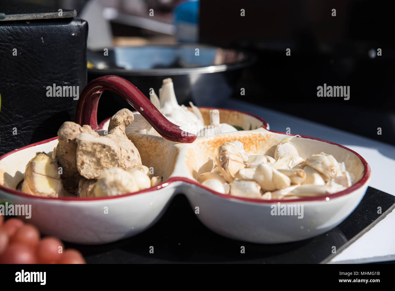 Spicchi d'aglio e zenzero in mostra nelle bancarelle alla fiera Taste of Spring a Banbury, Oxfordshire, il 22 aprile 2018 Foto Stock