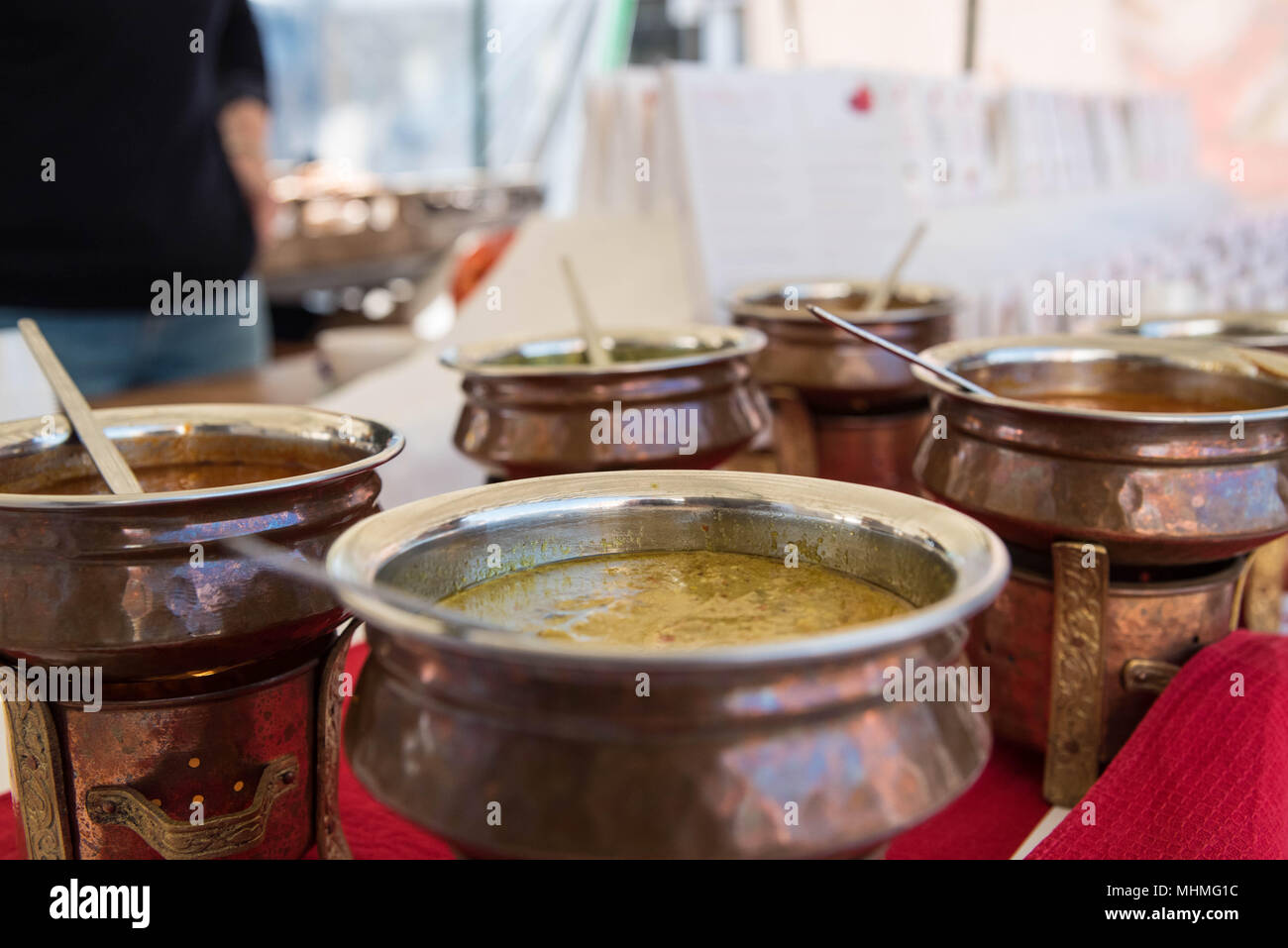 Curry in vendita nelle bancarelle alla fiera del cibo Taste of Spring a Banbury, Oxfordshire, il 22 aprile 2018 Foto Stock